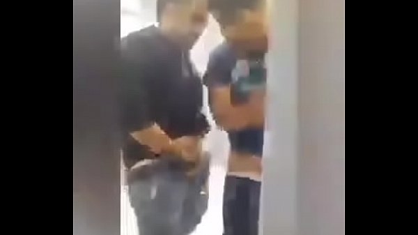 Gordo saciando macho no banheirão